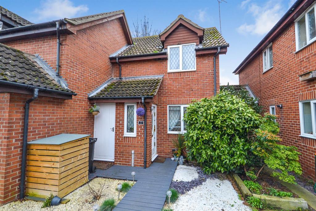 Leslie Park, BurnhamonCrouch 2 bed terraced house £775 pcm (£179 pw)
