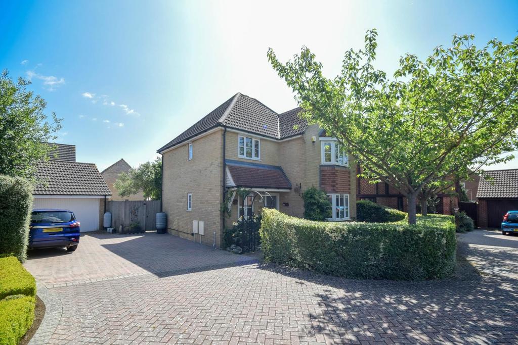 Spruce Avenue, Dunmow, Essex, CM6 4 bed detached house £500,000