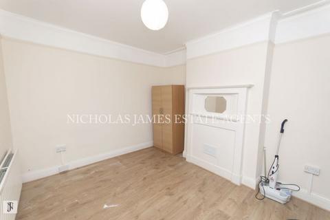1 bedroom in a house share to rent, The Broadway, High Road, Wood Green, London N22
