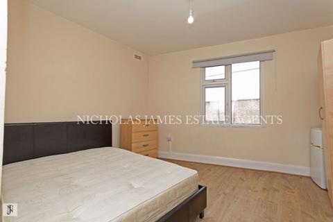 1 bedroom in a house share to rent, The Broadway, High Road, Wood Green, London N22