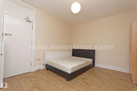 1 bedroom in a house share to rent, The Broadway, High Road, Wood Green, London N22