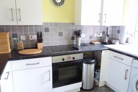 2 bedroom terraced house to rent, Chequers Close, Hereford