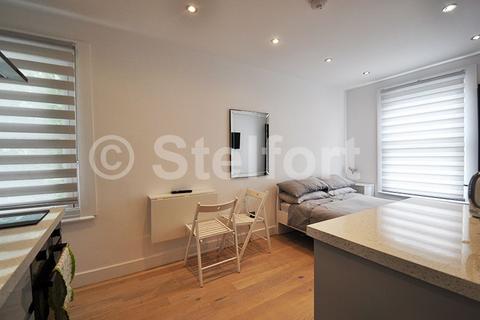 Studio to rent, Junction Road, London, N19