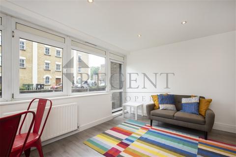 4 bedroom apartment to rent - Dovet Court, Mursell Estate, SW8