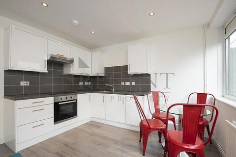 4 bedroom apartment to rent - Dovet Court, Mursell Estate, SW8