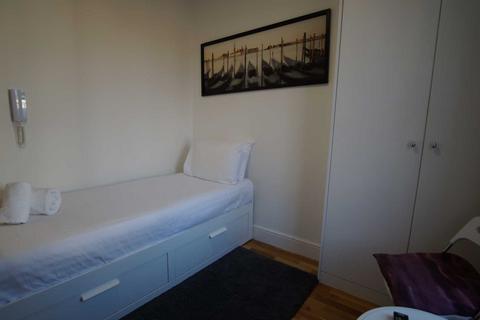 Studio to rent, Ifield Road, Chelsea SW10