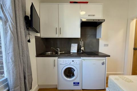 Studio to rent, Ifield Road, Chelsea SW10