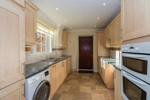 3 bedroom terraced house to rent, West Common Close, Gerrards Cross, Buckinghamshire