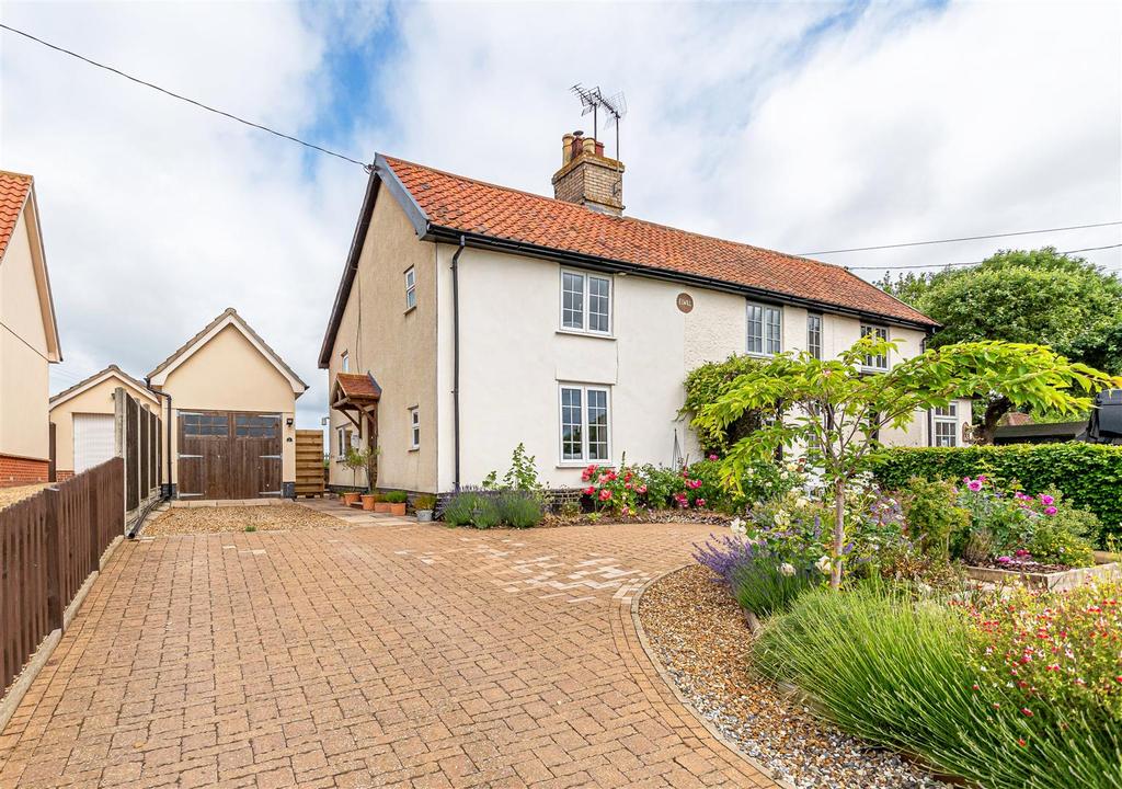 Bildeston Road, Combs 2 bed cottage £275,000