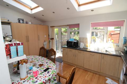 1 bedroom in a house share to rent, Airedale Road, Ealing