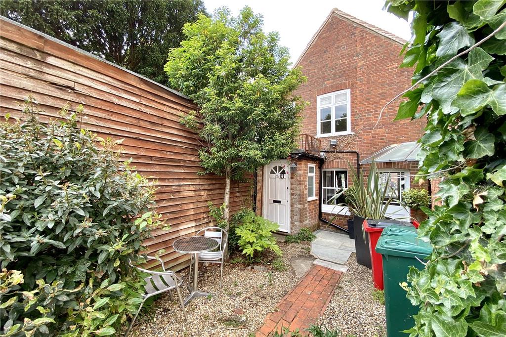 London End, Beaconsfield, HP9 2 bed flat £1,195 pcm (£276 pw)