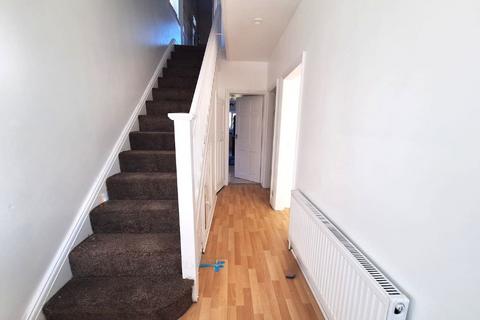 3 bedroom semi-detached house to rent, Kings Road, Chorlton Cum Hardy, Manchester, M21