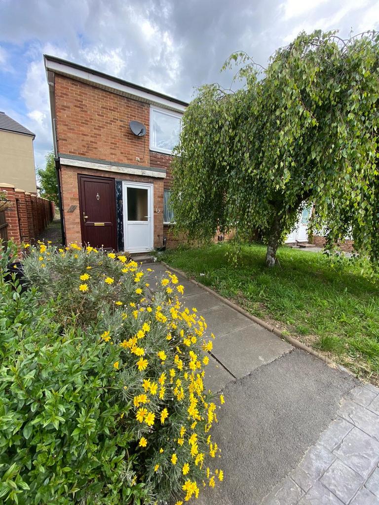 Squirrels Heath Road, Harold Wood... 2 bed £1,600 pcm (£