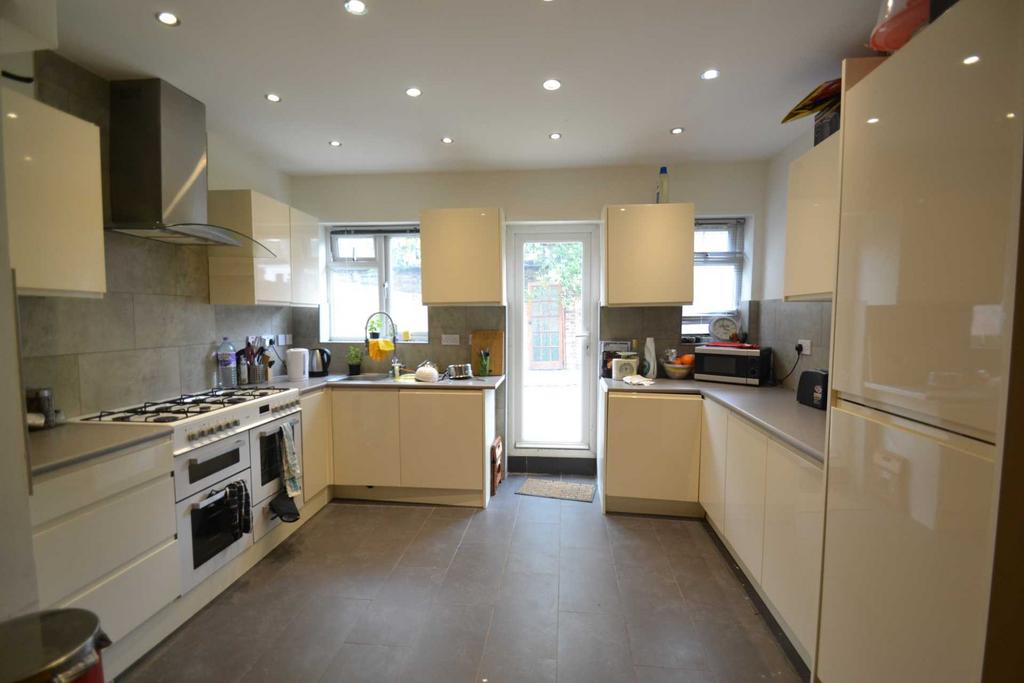 Drayton Gardens, West Ealing 1 bed in a house share to rent £900 pcm