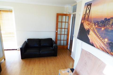 3 bedroom flat to rent - Oakhall Court, Harrier Avenue, Wanstead E18