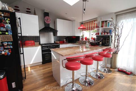 4 bedroom semi-detached house to rent, Grand Drive, London