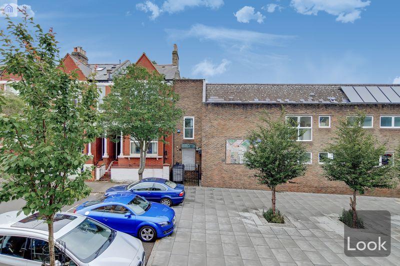 House in London - View 2