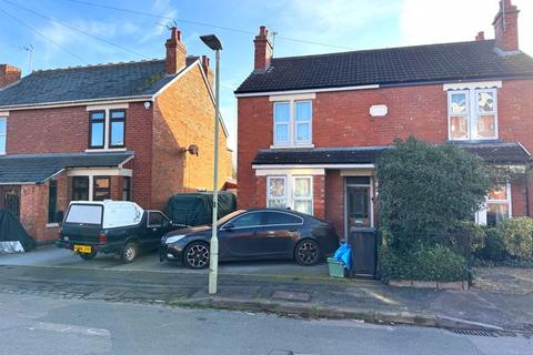 3 bedroom semi-detached house to rent, Gladstone Road, Gloucester