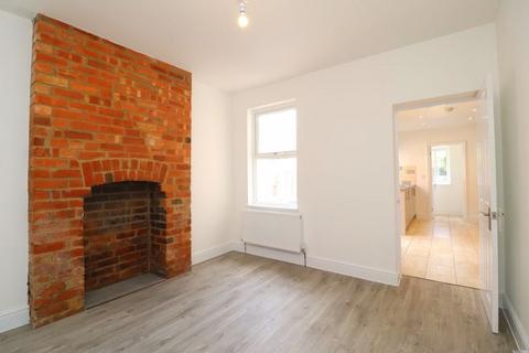 3 bedroom semi-detached house to rent, Gladstone Road, Gloucester