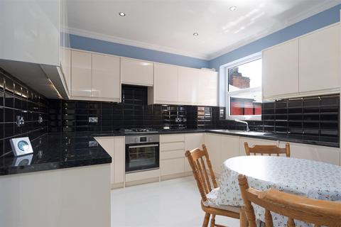 4 bedroom house for sale, Larch Road, London