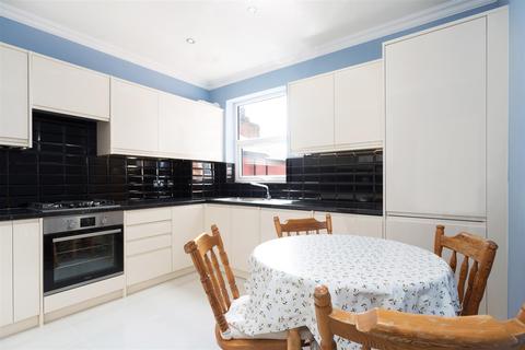 4 bedroom house for sale, Larch Road, London