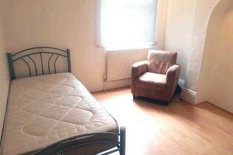 1 bedroom in a house share to rent, Drayton Avenue, West Ealing