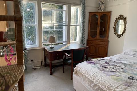 3 bedroom flat share to rent, ELSHAM ROAD, KENSINGTON, OLYMPIA, LONDON W14