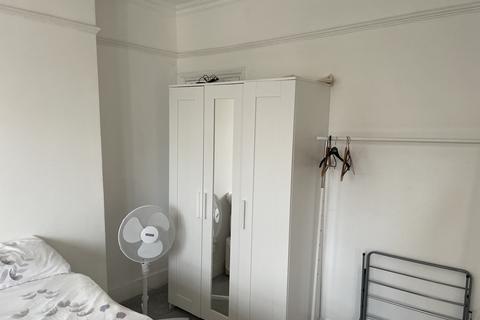 1 bedroom in a flat share to rent, ELSHAM ROAD, KENSINGTON, OLYMPIA, LONDON W14