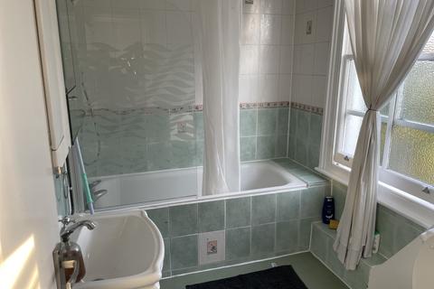 1 bedroom in a flat share to rent, ELSHAM ROAD, KENSINGTON, OLYMPIA, LONDON W14