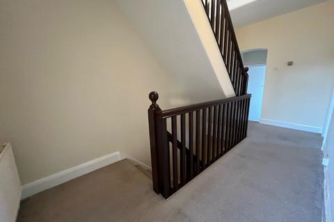 2 bedroom flat to rent, Warwick Road, Solihull, West Midlands, B91