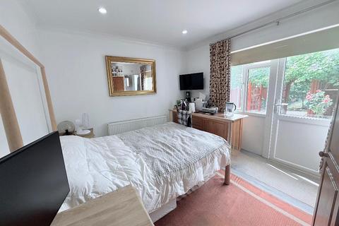 1 bedroom in a house share to rent, Brassie Avenue, East Acton, London, W3 7DF