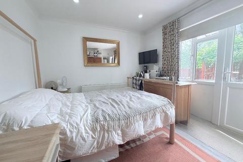 1 bedroom in a house share to rent, Brassie Avenue, East Acton, London, W3 7DF