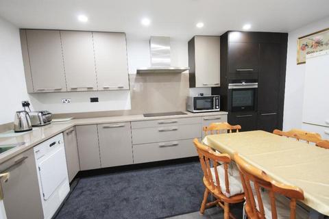 1 bedroom in a house share to rent, Brassie Avenue, East Acton, London, W3 7DF
