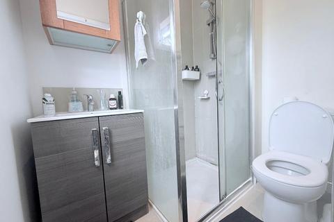1 bedroom in a house share to rent, Brassie Avenue, East Acton, London, W3 7DF