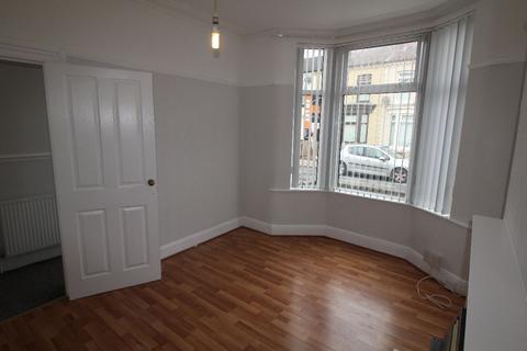 3 bedroom terraced house to rent, Gladstone Road, Walton