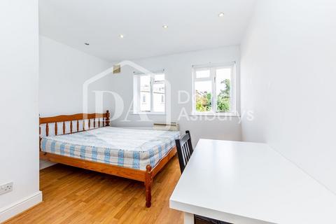 3 bedroom apartment to rent, Criterion Mews, Archway