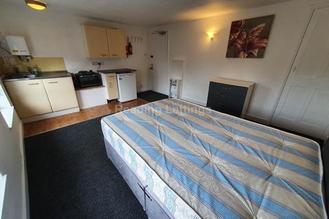 1 bedroom in a house share to rent, Bedsit, Southampton Street, Reading