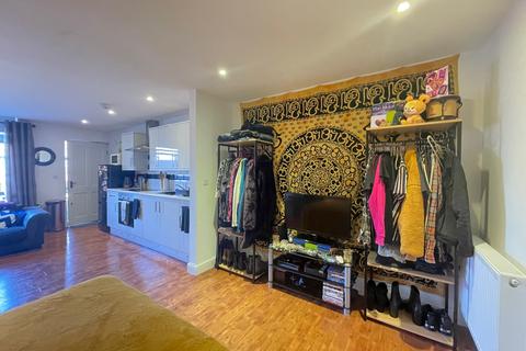 Studio to rent - Beech Avenue, Leeds, West Yorkshire, LS12