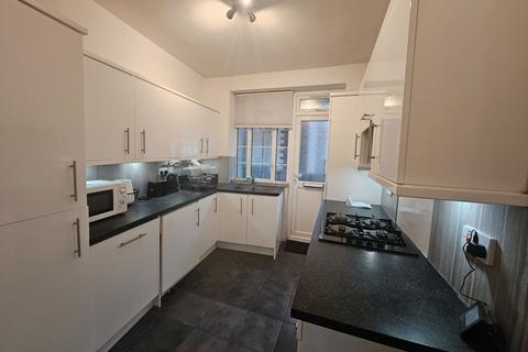 2 bedroom flat to rent, Shirehall Lane, London