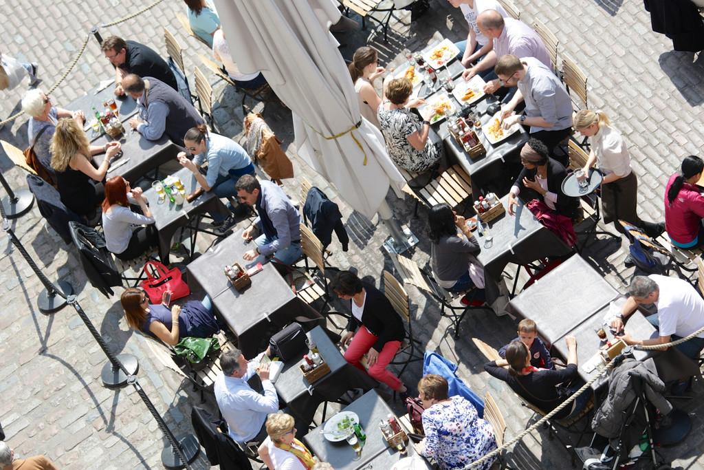 Tavistock Bow-150 - people eating in Piazza