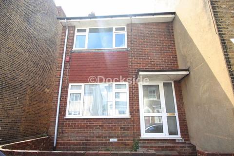 3 bedroom terraced house to rent, Ridley Road, Rochester