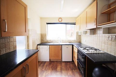 3 bedroom terraced house to rent, Ridley Road, Rochester