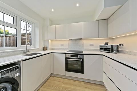 3 bedroom terraced house to rent, Teddington Park Road, Teddington, TW11