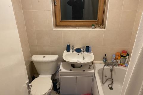 2 bedroom flat to rent, Park Road, London, E15