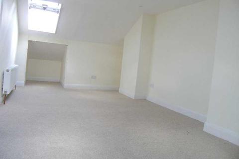 2 bedroom apartment to rent - SOUTHFIELDS - SPACIOUS SPLIT LEVEL 2 BEDROOM, 2 BATHROOM FLAT WITH OFF STREET PARKING