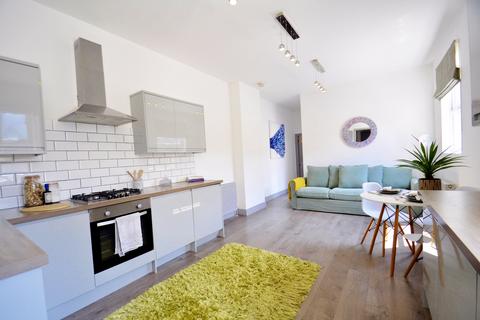2 bedroom flat to rent, Reynolds Road, Chiswick W4 5AR