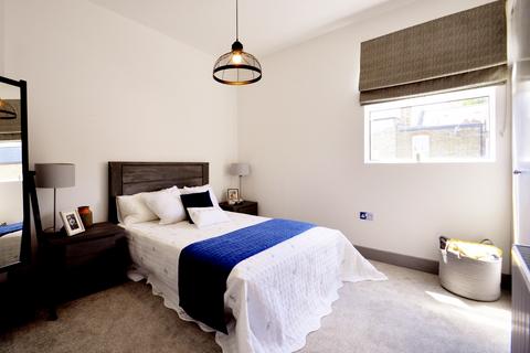 2 bedroom flat to rent, Reynolds Road, Chiswick W4 5AR