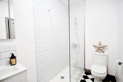 2 bedroom flat to rent, Reynolds Road, Chiswick W4 5AR