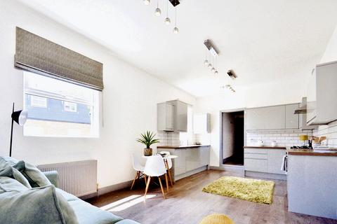 2 bedroom flat to rent, Reynolds Road, Chiswick W4 5AR