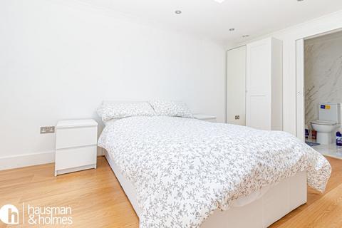 Studio to rent, Watford Way, Hendon